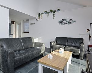 Stilvolles Wohnzimmer des Ferienhauses Gortersmient 240 im Bungalowpark Gortersmient, De Dennen Texel mit viel natrlichem Licht.