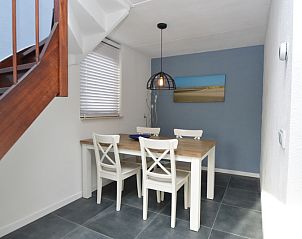 Essecke im Ferienhaus Gortersmient 240, Bungalowpark Gortersmient, De Dennen Texel mit Holztisch und moderner Lampe.