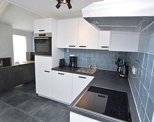 Moderne Kche im Ferienhaus Gortersmient 240, Bungalowpark Gortersmient, De Dennen Texel mit schlichter Verarbeitung und Gerten.