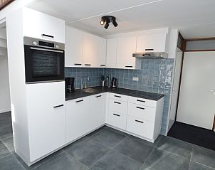 Stilvolle Kche des Ferienhauses Gortersmient 240, Bungalowpark Gortersmient, De Dennen Texel mit modernen Annehmlichkeiten.