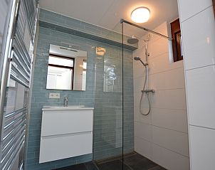 Neues Badezimmer im Ferienhaus Gortersmient 240, Bungalowpark Gortersmient, De Dennen Texel mit Glasduschwand und Waschbecken.