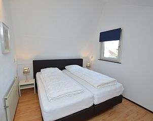 Komfortables Schlafzimmer im Ferienhaus Gortersmient 240, Bungalowpark Gortersmient, De Dennen Texel mit Doppelbett.