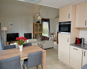 Dining area and kitchen in Bungalowpark Gortersmient vacation home 340, Texel.