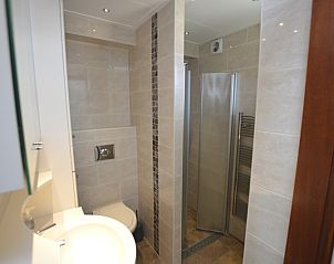 Modern bathroom in Bungalowpark Gortersmient vacation home 340, Texel.