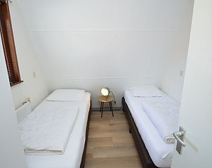 Bedroom with two single beds in vacation home Gortersmient 340, De Dennen, Texel.