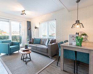 Gemtliches Wohnzimmer des Appartements Bos en Duin 12 in De Dennen, Texel, mit modernen Mbeln und viel Tageslicht.
