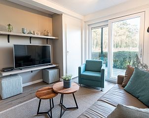 Gemtliche Sitzecke mit TV im Appartement Bos en Duin 12, De Dennen, Texel, ideal zum Entspannen.