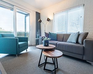 Helles und gerumiges Wohnzimmer im Apartment Bos en Duin 12, De Dennen, Texel, mit Blick auf die Natur.