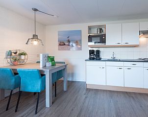 Moderne Kche und Essbereich im Appartement Bos en Duin 12, De Dennen, Texel, komplett ausgestattet zum Kochen.