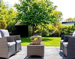 Sitzecke im Garten von Bungalowpark De Parel - WELMOED, Texel, mit Hngematte.