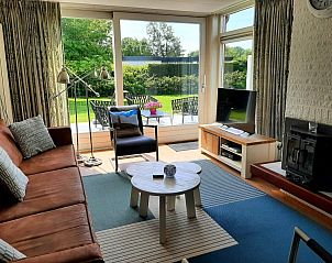Helles Wohnzimmer mit Blick auf den Garten im Bungalowpark De Parel - WELMOED, Texel.