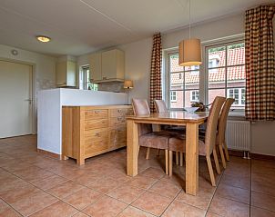 Eetruimte in 't Mienthuis - Jonkvrouw vakantiehuis, Texel, met houten tafel en veel licht, ideaal voor gezellige maaltijden in De Dennen.