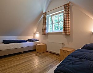 Tweede slaapkamer in 't Mienthuis - Jonkvrouw vakantiehuis, Texel, met eenpersoonsbedden en uitzicht op de natuur van De Dennen.