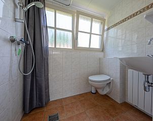 Tweede badkamer in 't Mienthuis - Jonkvrouw, Texel, met moderne douche en veel licht, gelegen in de rust van De Dennen.