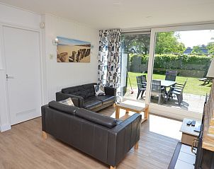 Gemtliche Sitzecke im Holiday home de Parel 282, De Dennen, Texel mit Zugang zur Terrasse.