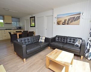 Offenes Wohnzimmer und Kche im Ferienhaus de Parel 282, De Dennen, Texel mit moderner Einrichtung.