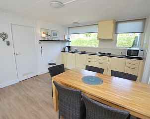 Essecke und Kche im Ferienhaus de Parel 282, De Dennen, Texel mit viel Tageslicht.