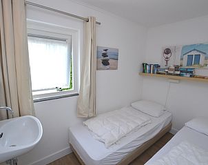 Zweites Schlafzimmer im Ferienhaus de Parel 282, De Dennen, Texel mit zwei Einzelbetten.
