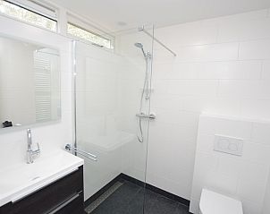 Stilvolles Badezimmer im Ferienhaus de Parel 282, De Dennen, Texel mit begehbarer Dusche.