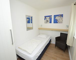 Gemtliches Schlafzimmer im Ferienhaus de Parel 282, De Dennen, Texel mit moderner Einrichtung.