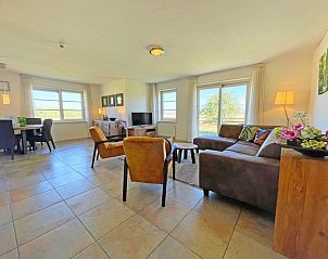 Gezellige leefruimte in Appartement Bos en Duin 43, De Dennen, Texel met veel natuurlijk licht en moderne inrichting.