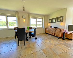 Eethoek in Appartement Bos en Duin 43, De Dennen, Texel met prachtig uitzicht op de omliggende natuur.