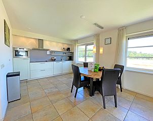 Volledig uitgeruste keuken in Appartement Bos en Duin 43, De Dennen, Texel met moderne faciliteiten en eetruimte.