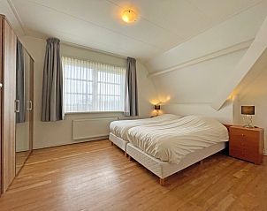 Comfortabele slaapkamer in Appartement Bos en Duin 43, De Dennen, Texel met ruime bedden en veel natuurlijk licht.