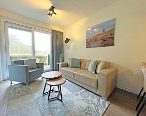 Helle Sitzecke im Appartement Bos en Duin 14, De Dennen, Texel, ideal fr entspannende Momente mit Blick auf den Garten.