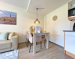 Essecke im Appartement Bos en Duin 14, Texel, mit gemtlicher Atmosphre und moderner Beleuchtung, ideal fr Familienessen.