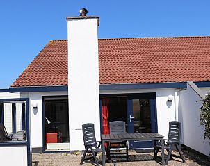 Ferienhaus Gortersmient 312 in De Dennen, Texel, mit sonniger Terrasse und bequemen Sthlen.