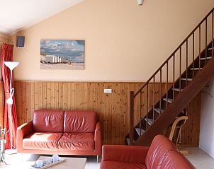 Innenansicht des Ferienhauses Gortersmient 312, De Dennen, Texel, mit Treppe zum Obergeschoss.