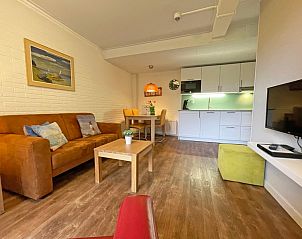 Open keuken en eetgedeelte in Appartement Bos en Duin 15, De Dennen, Texel, ideaal voor gezellige maaltijden.