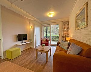 Stijlvolle woonkamer in Appartement Bos en Duin 15, De Dennen, Texel met toegang tot een privterras.