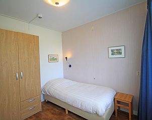 Gezellige eenpersoonskamer in Appartement Bos en Duin 15, De Dennen, Texel met veel natuurlijk licht.