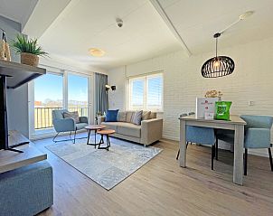 Gemtliches Wohnzimmer im Appartement Bos en Duin 30, De Dennen, Texel mit moderner Einrichtung und viel natrlichem Licht.