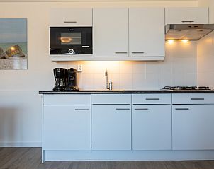 Voll ausgestattete Kche im Apartment Bos en Duin 30, De Dennen, Texel mit modernen Gerten.