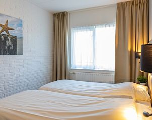 Helles Schlafzimmer mit bequemem Bett im Appartement Bos en Duin 30, De Dennen, Texel.