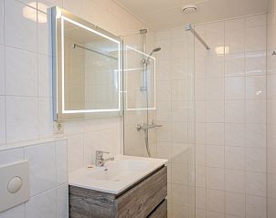Modernes Badezimmer im Apartment Bos en Duin 30, De Dennen, Texel mit begehbarer Dusche und stilvollem Waschbecken.