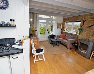 Gemtliches Wohnzimmer des Ferienhauses Bungalow Uterste Coogh 122 in De Dennen, Texel mit offener Kche.