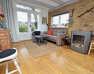 Helle Sitzecke im Bungalow Uterste Coogh 122, Texel, mit Blick auf den Garten in De Dennen.