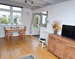 Essecke im Ferienhaus Bungalow Uterste Coogh 122, De Dennen, Texel mit Blick auf den Garten.
