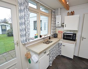 Stilvolle Kche im Ferienhaus Bungalow Uterste Coogh 122, Texel, mit Zugang zum Auenbereich.