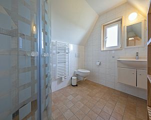 Tweede badkamer in Huisje 6, Texel. Ruim en licht met toilet, douche en wastafel.