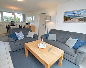 Open woonkamer en keuken in Vakantiehuis de Parel 194, De Dennen, Texel voor een ruimtelijk gevoel.