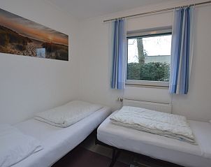 Derde slaapkamer met twee eenpersoonsbedden in Vakantiehuis de Parel 194, De Dennen, Texel voor flexibiliteit.