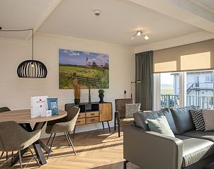 Heller und moderner Wohnraum im Apartment Bos en Duin 28, De Dennen, Texel mit Ess- und Sitzecke.