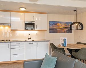 Moderne Kche im Appartement Bos en Duin 28, De Dennen, Texel mit allen notwendigen Annehmlichkeiten.