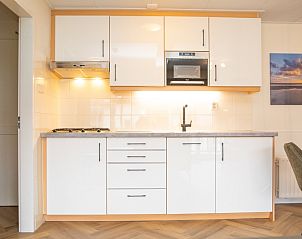 Gerumiges Schlafzimmer im Appartement Bos en Duin 28, De Dennen, Texel mit bequemem Doppelbett.