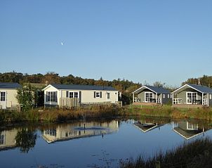 Villetta Ferienhaus fr 6 Personen in De Dennen, Texel mit Blick auf einen ruhigen Teich und die Natur.